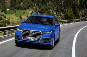 Fahraufnahme     Farbe: Arablau Kristalleffekt    Verbrauchsangaben Audi Q7:Kraftstoffverbrauch kombiniert in l/100 km: 8,3 - 5,7;CO2-Emission kombiniert in g/km: 193 - 149