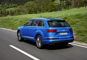 Fahraufnahme     Farbe: Arablau Kristalleffekt    Verbrauchsangaben Audi Q7:Kraftstoffverbrauch kombiniert in l/100 km: 8,3 - 5,7;CO2-Emission kombiniert in g/km: 193 - 149