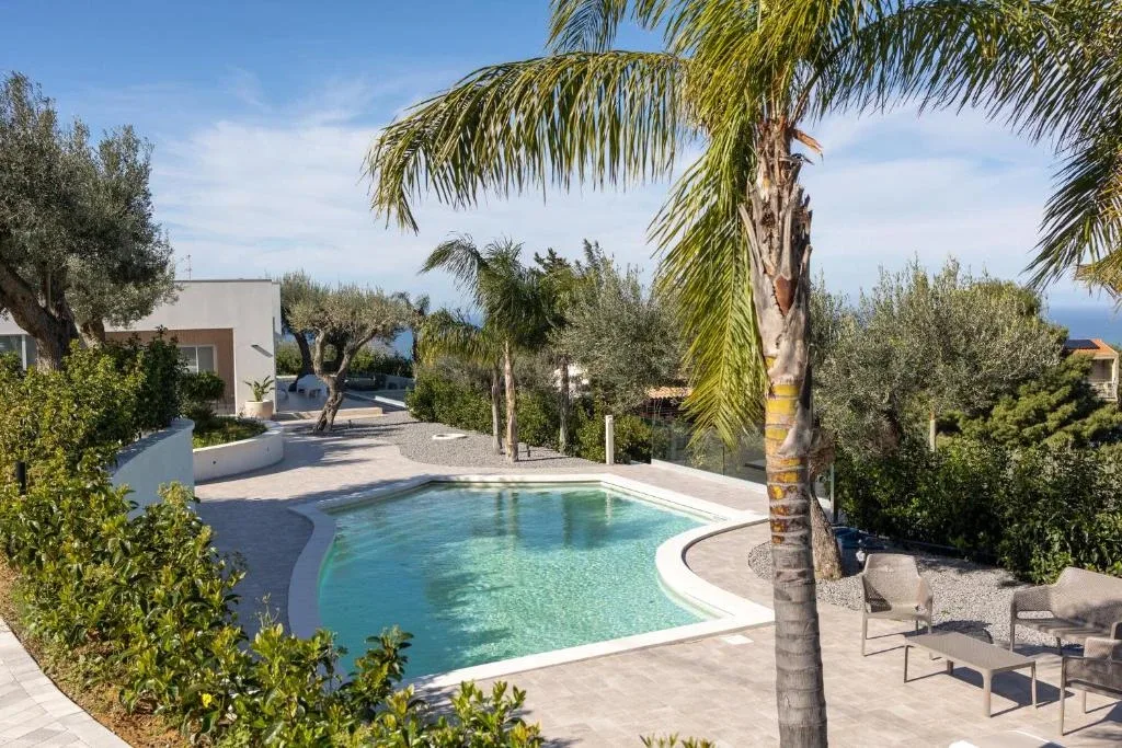 Villa con piscina a Cefalù: tre modi di vivere casa, patio e giardino