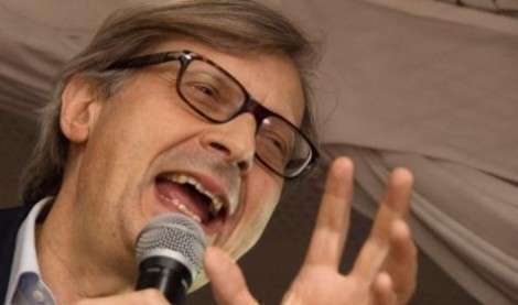 Vittorio Sgarbi al fianco di De Luca: "Votate noi perché gli altri fanno schifo"