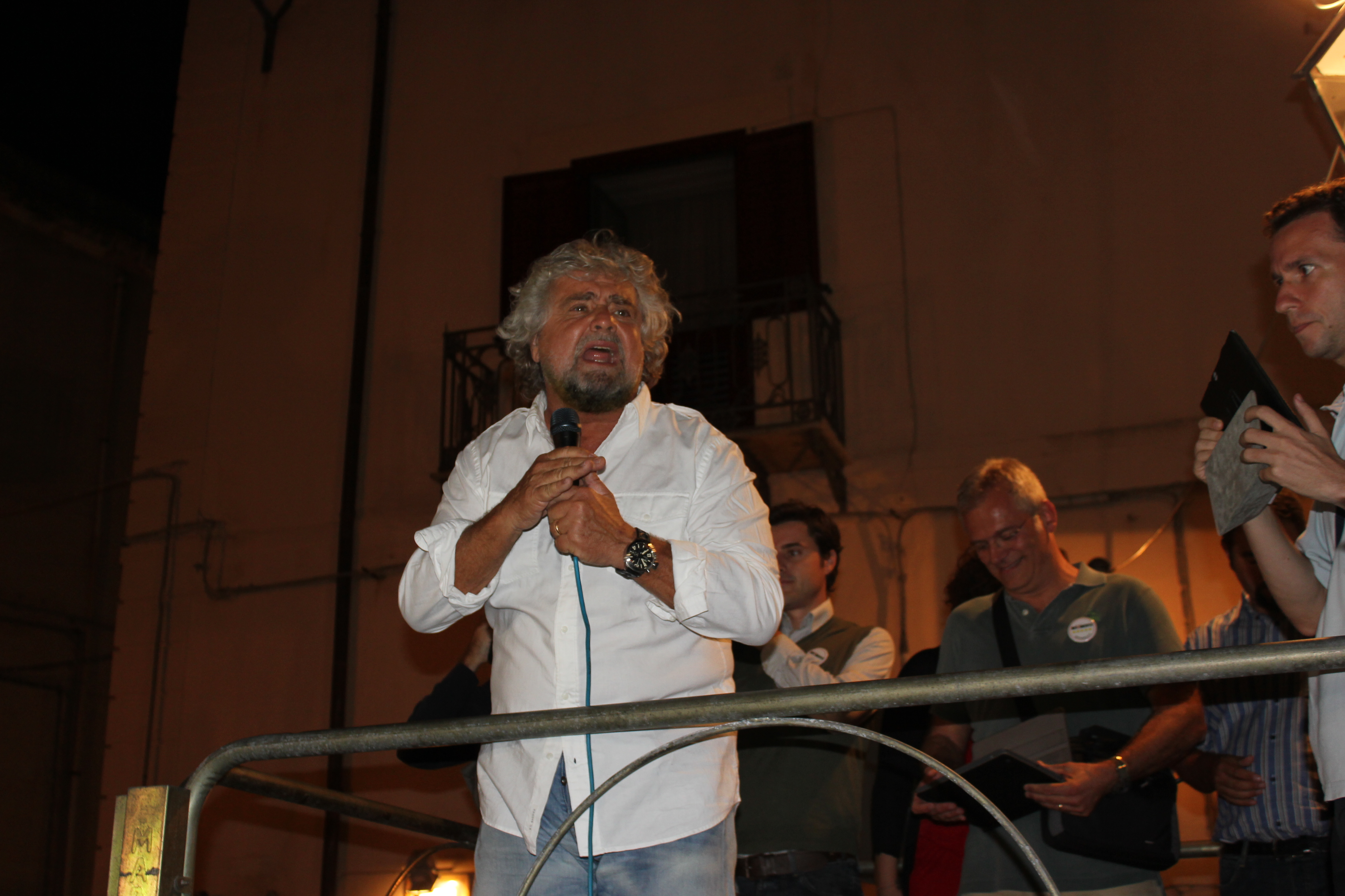 Comizio integrale di Beppe Grillo in Piazza Duomo (VIDEO)