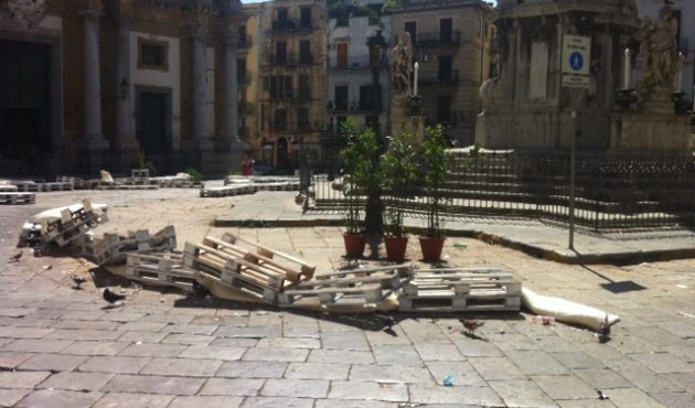 I commercianti della zona distruggono l'isola pedonale in piazza San Domenico