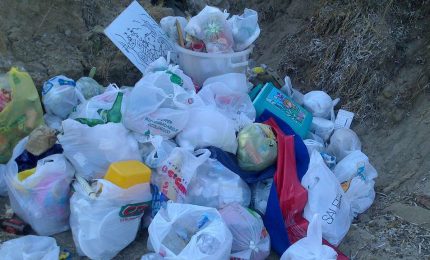 Sette Frati: rifiuti abbandonati in spiaggia