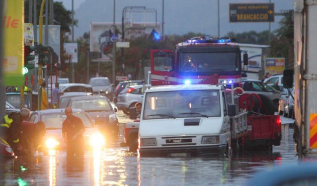 Palermo: è caos maltempo, 4 persone tratte in salvo dalle loro auto