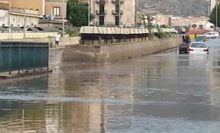 Nubifragio a Palermo, diverse strade allagate: intervento dei vigili del fuoco