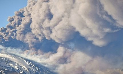 Fortissima eruzione dell’Etna: arriva la notte in Calabria