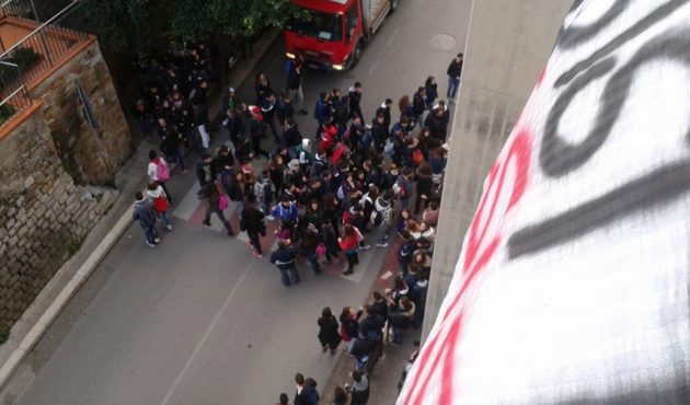 Alberghiero, gli studenti bloccano i mezzi di Vezio Vazzana