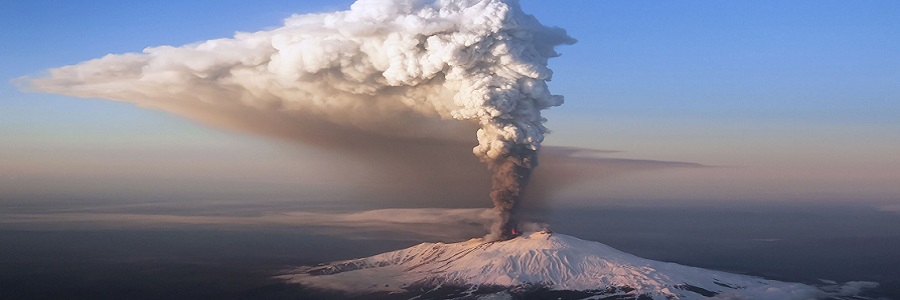 Le eruzioni dell'Etna bloccano il traffico aereo dell'isola