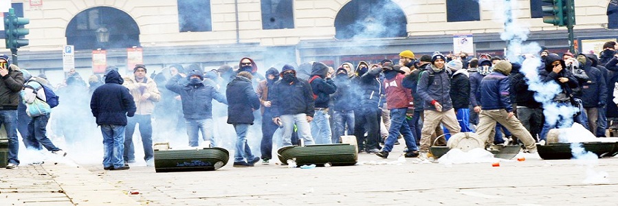 Continuano le manifestazioni dei Forconi: anche la polizia si schiera simbolicamente dalla loro parte