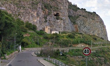 Cefalù: chiusa la via del Faro dopo caduta di un masso