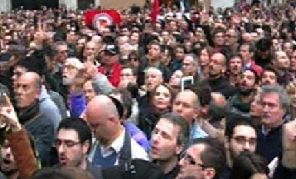 Ast, protesta dei lavoratori davanti la sede di via La Malfa