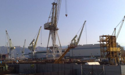 Nave in fiamme al porto di Palermo: due operai ustionati 