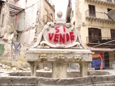 Operai del comune ripuliscono la fontana di Piazza Garaffello