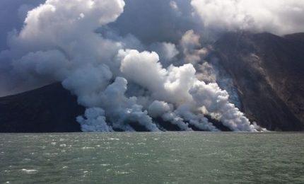 Continua senza sosta l'eruzione dello Stromboli (video)