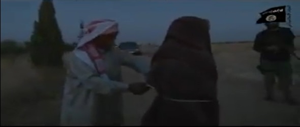 IMMAGINI FORTI Siria: donna lapidata a morte dall'Isis, tra loro anche il padre [video] 
