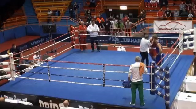 Boxe: pugile perde e pesta brutalmente l'arbitro [Video]