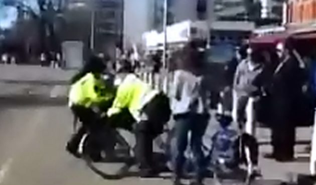 Ecco come gli olandesi trattano gli italiani 'indisciplinati': brutalità poliziesca ai danni di un ciclista italiano in olanda [VIDEO]