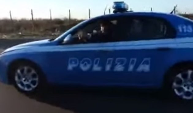 Rom rubano auto della Polizia [VIDEO]