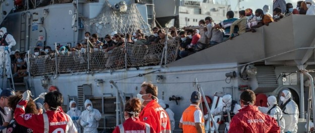 Riprendono gli sbarchi di migranti al porto di Palermo