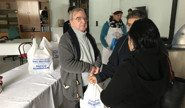 Consegna dei pacchi alimentari a 15 famiglie indigenti