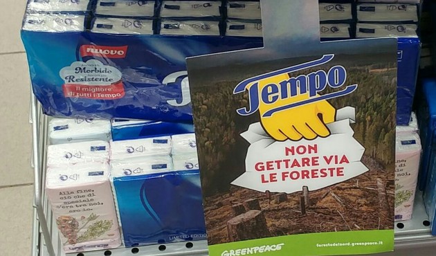 Greenpeace, volontari nei supermercati d'Italia contro l'abuso dell'usa e getta
