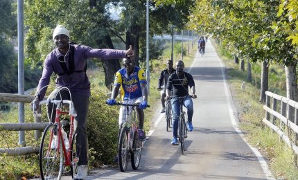 Ragazzino di 9 anni pestato da migranti: secondo gli extracomunitari avrebbe tentato di sottrarre loro una bici