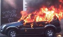 A fuoco l'auto della maestra: è stato un genitore