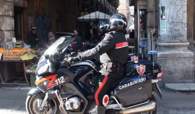 Aggressione e scippo nel centro storico, provvidenziale l'intervento dei Carabinieri