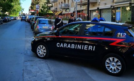Scippo in strada, fermati i responsabili: anziano in lacrime ringrazia i Carabinieri