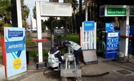 La Guardia di Finanza sequestra un distributore di carburante con olio lubrificante di contrabbando