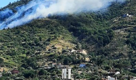 Cefalù, incendio in contrada Pisciotto: interviene canadair (FOTO)